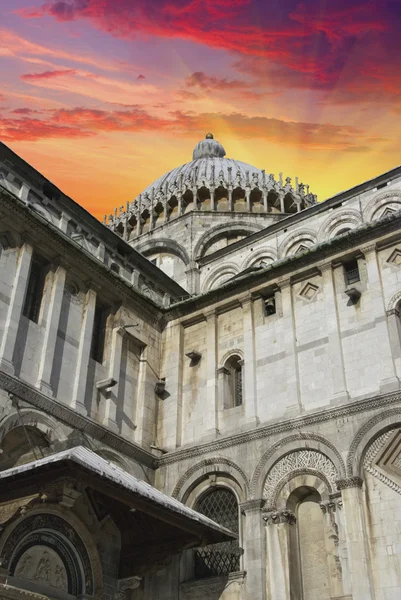Vista dal basso verso l'alto del Duomo di Pisa — Foto Stock