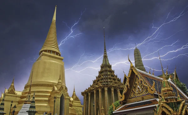 Bouře nad chrámem Bangkoku, Thajsko — Stock fotografie
