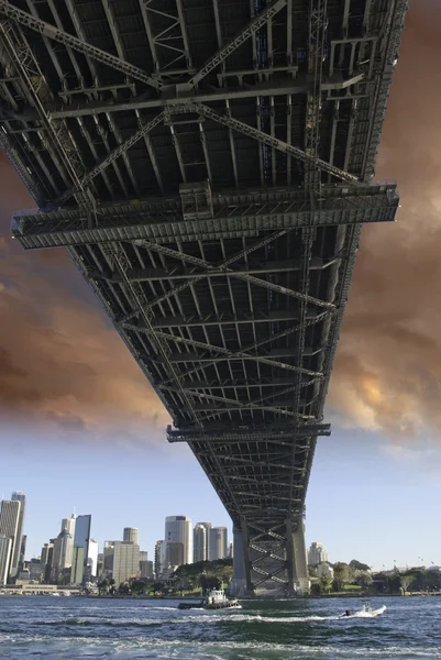 Под мостом в гавани Сиднея — стоковое фото