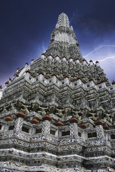 Θύελλα πέρα από ναό της Μπανγκόκ, Ταϊλάνδη — Φωτογραφία Αρχείου