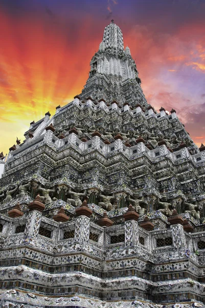 Thajské barvy chrám a obloha — Stock fotografie