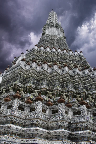 Thailändska tempel och sky färger — Stockfoto