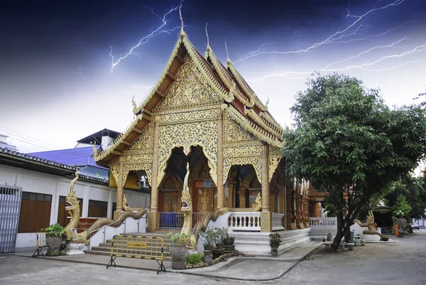 雷暴在泰国寺 — 图库照片