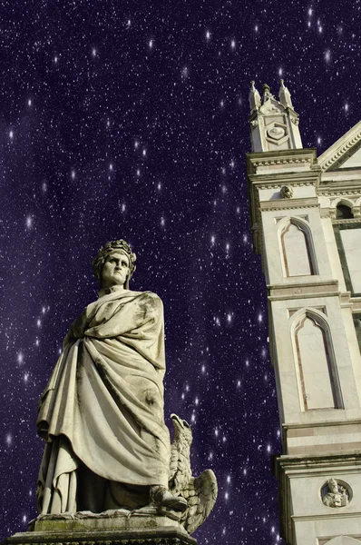 繁星满天的夜晚在露天广场圣十字教堂、 佛罗伦萨 — 图库照片