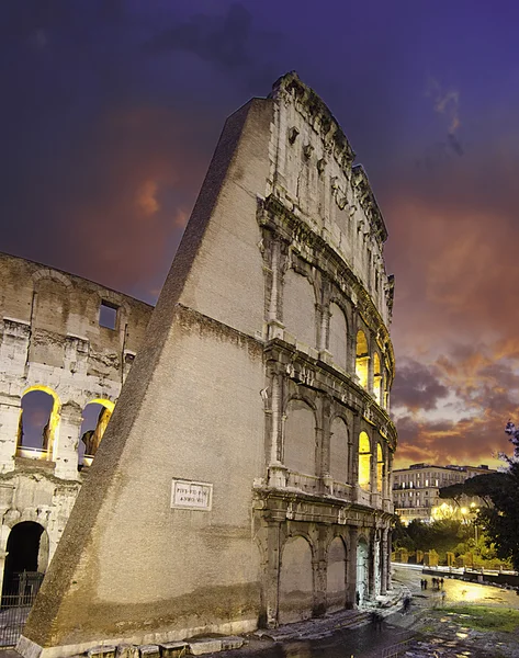 สีของโคลอสเซียมที่พระอาทิตย์ตกในกรุงโรม — ภาพถ่ายสต็อก