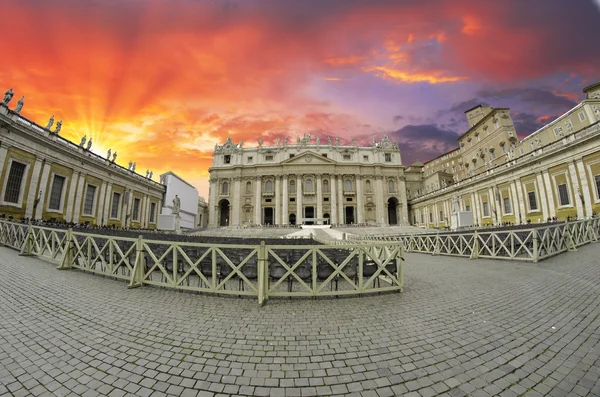 Západ slunce nad náměstí piazza san pietro, Řím — Stock fotografie