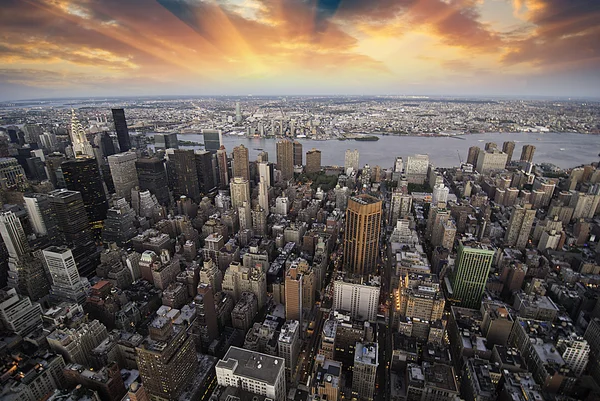 ニューヨーク市の高層ビルに沈む夕日 — ストック写真