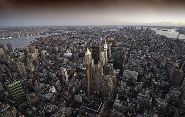 Puesta de sol sobre rascacielos de Nueva York — Foto de Stock