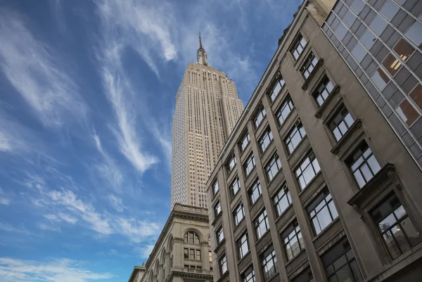 Himmelsfarben über New Yorker Wolkenkratzern — Stockfoto