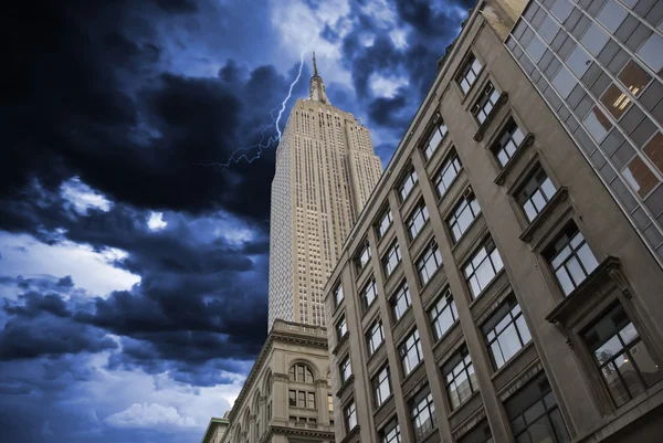 뉴욕시의 고층 빌딩에 스카이 색상 — 스톡 사진