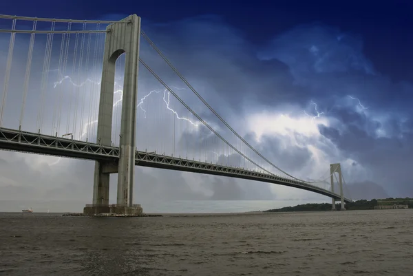 Verrazzano köprüsü üzerinde fırtına — Stok fotoğraf