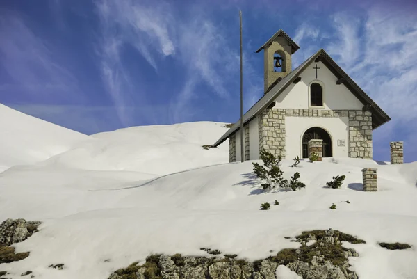 Pequena Igreja em Dolomitas — Fotografia de Stock