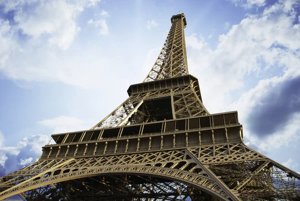 Torre Eiffel al atardecer contra un cielo nublado —  Fotos de Stock