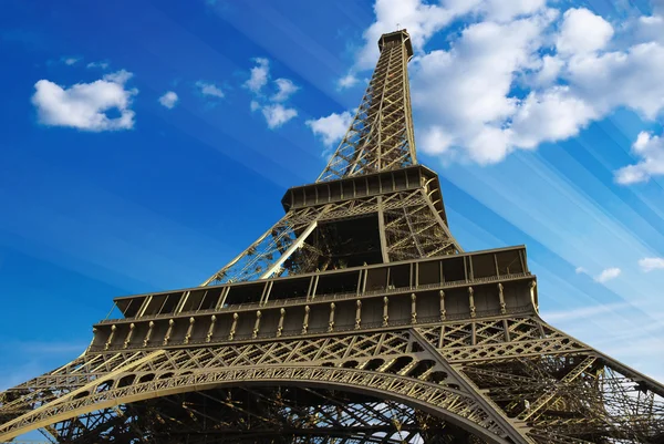 Torre Eiffel al atardecer contra un cielo nublado —  Fotos de Stock