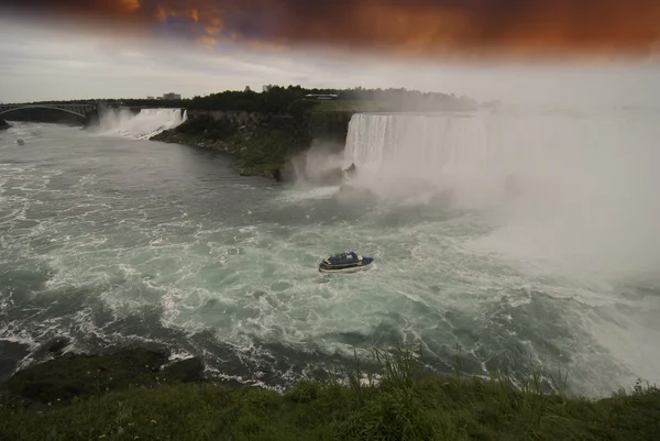 Закат на Ниагарском водопаде, Канада — стоковое фото