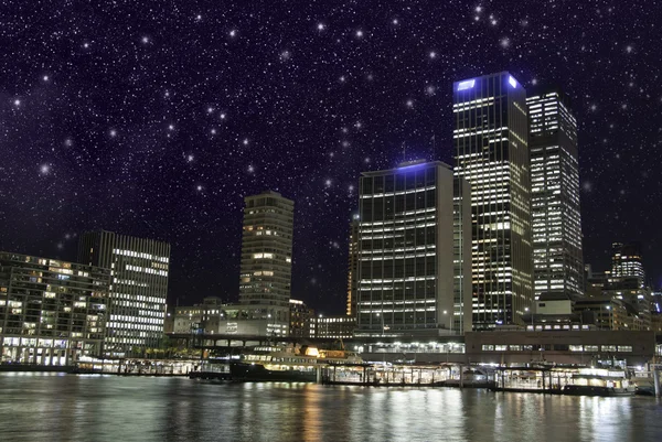 Звездная ночь над Brisbane Skyscrapers — стоковое фото