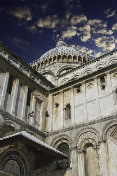 Vue du bas vers le haut du Duomo à Pise — Photo