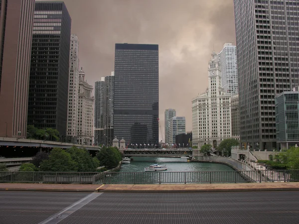Chicago-folyóra és a felhőkarcolók, illinois — Stock Fotó
