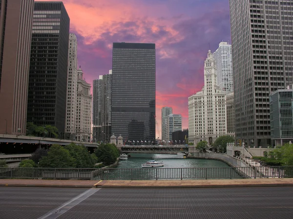 Felhőkarcolók, a chicago és a folyó — Stock Fotó