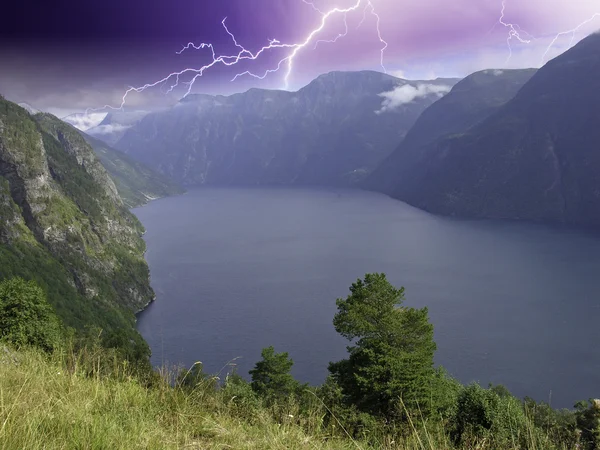 Panoramautsikt över Geirangerfjorden under en storm — Stockfoto