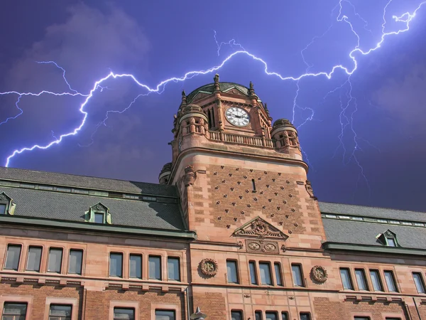 Burza zbliża się post biurowiec w Sztokholmie — Zdjęcie stockowe