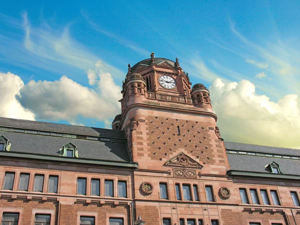 Облачное небо над зданием почты в Стокгольме — стоковое фото