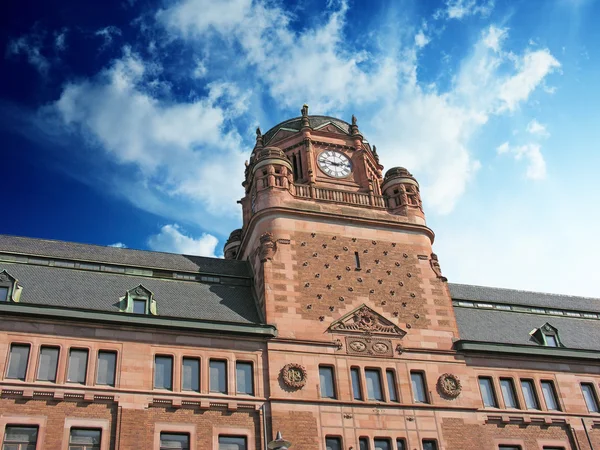 Felhős ég alatt posta épülete stockholm — Stock Fotó