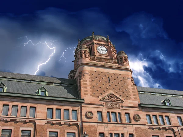 La tempête approche de l'immeuble des bureaux de poste à Stockholm — Photo