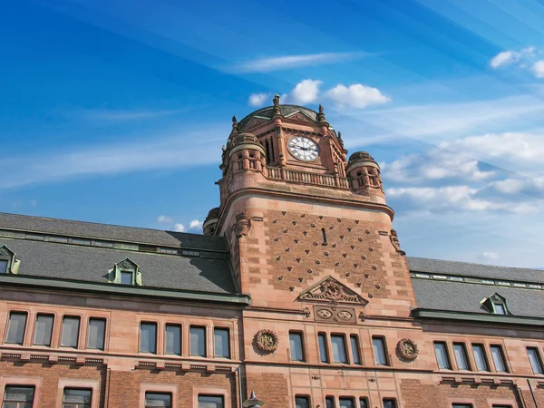 Cielo nuvoloso sopra l'edificio degli uffici postali a Stoccolma — Foto Stock