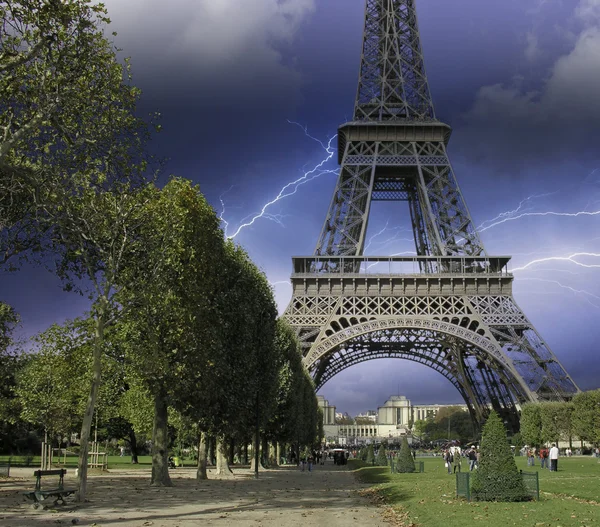Fırtına Eyfel Kulesi 'ne yaklaşıyor, Paris — Stok fotoğraf