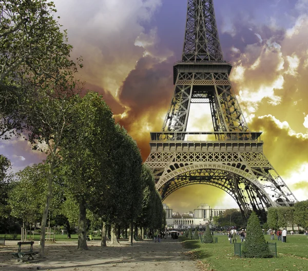 パリのエッフェル塔に接近する雷雨 — ストック写真