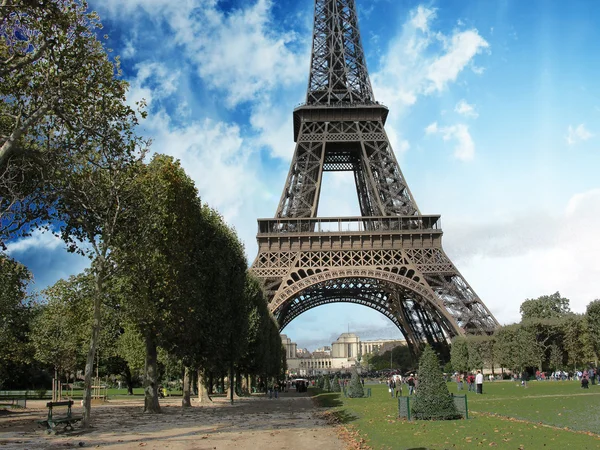 Эйфелева башня в Париже, вид с Марсовых полей — стоковое фото