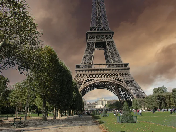 Eiffeltornet från parc du champs de mars — Stockfoto