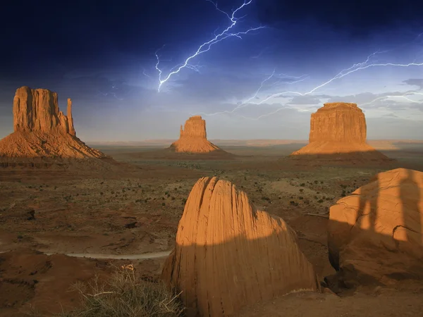 Storm approaching Monument Valley — Stock Photo, Image