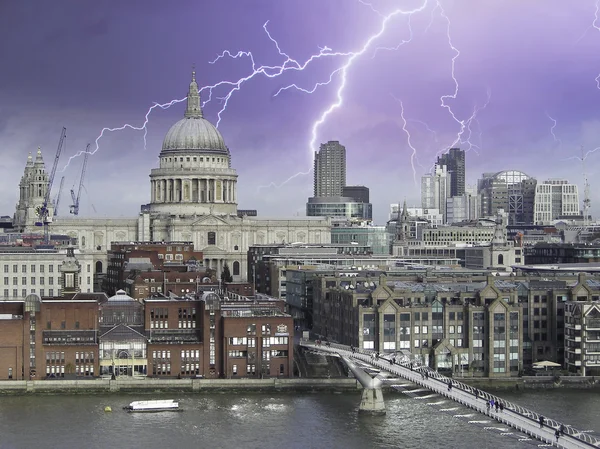 Bouře nad Millenium bridge v Londýně — Stock fotografie