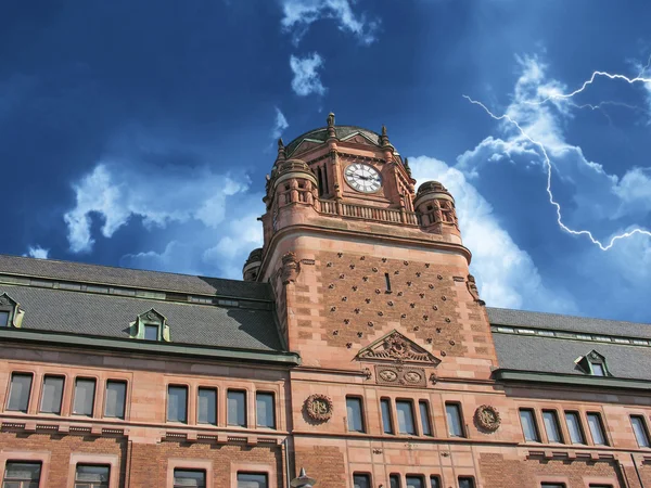 Zamračená obloha nad poštovní úřad v Stockholmu — Stock fotografie
