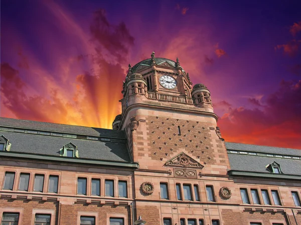 Nublado cielo sobre el edificio de la oficina de correos en Estocolmo — Foto de Stock