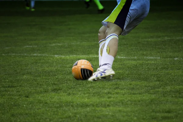 Bescherming van de bal tijdens een voetbalwedstrijd — Stockfoto