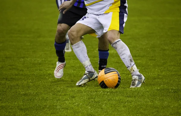 Protegendo a bola durante uma partida de futebol — Fotografia de Stock