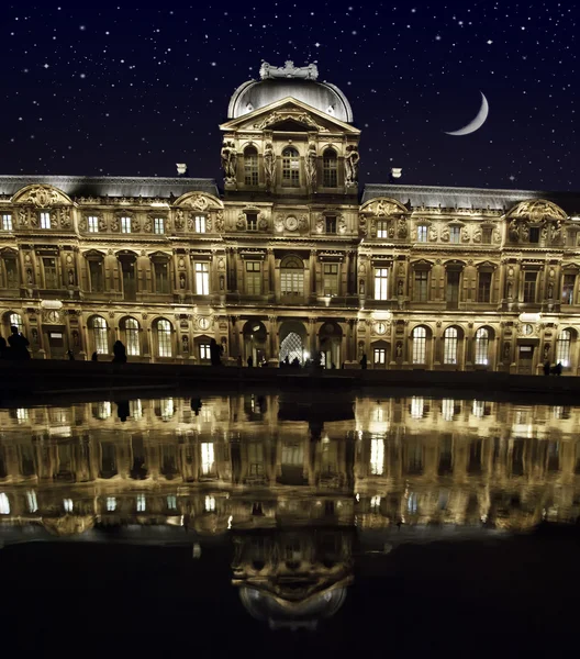 夜の間にルーブル以上嵐αστέρια και τον προβληματισμό, το Μουσείο του Λούβρου στο Παρίσι — Φωτογραφία Αρχείου