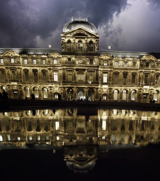 Tormenta sobre el Louvre durante la noche —  Fotos de Stock