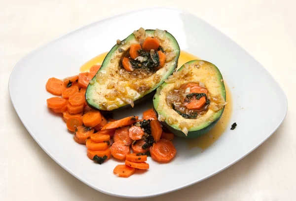 Avocado mit Karottensalat — Stockfoto