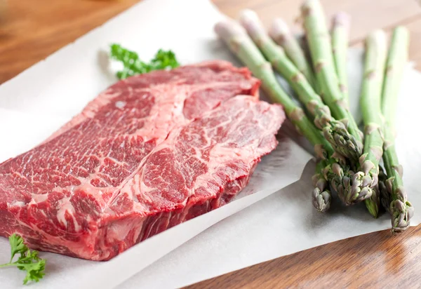 Rib-eye steak en asperges Stockfoto