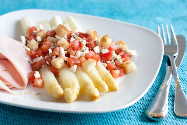 White asparagus with tomatoes and ham — Stock Photo, Image