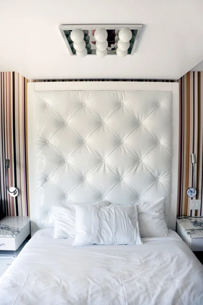 Witte hotel slaapkamer — Stockfoto