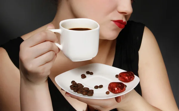 Frau hält eine Tasse schwarzen Kaffee — Stockfoto