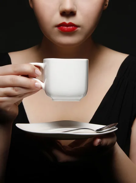 Женщина держит чашку черного кофе — стоковое фото