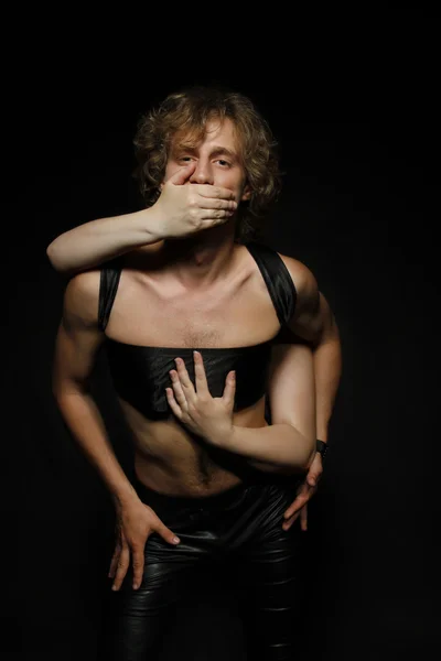 Homem nos braços da mulher — Fotografia de Stock