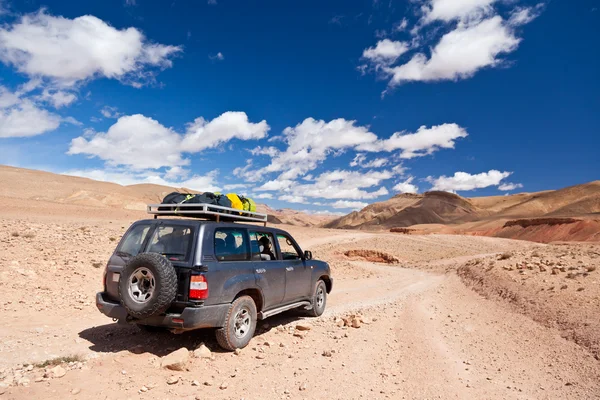 Offroad auto in de woestijn — Stockfoto