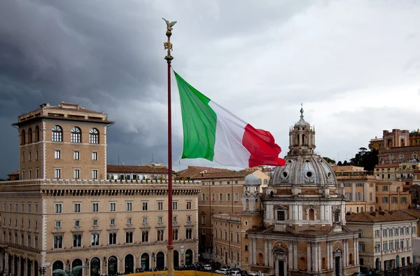 Флаг Италии против серого неба. архитектура — стоковое фото